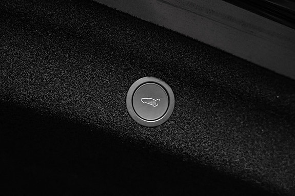 Tesla Model Y 14 of 30