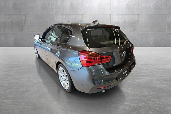BMW 118i 3 of 5