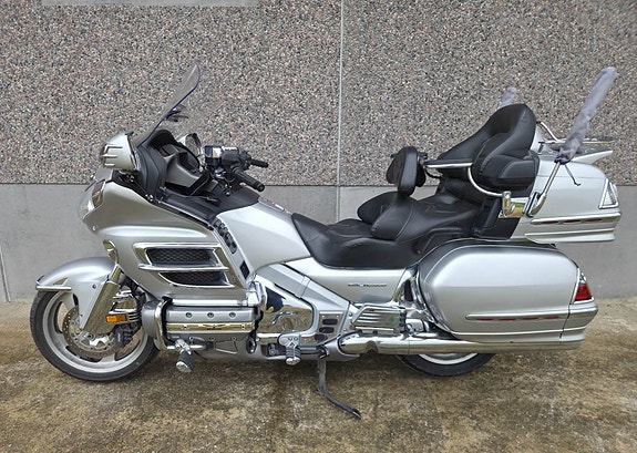 Honda GL 1800 Goldwing 2 of 10