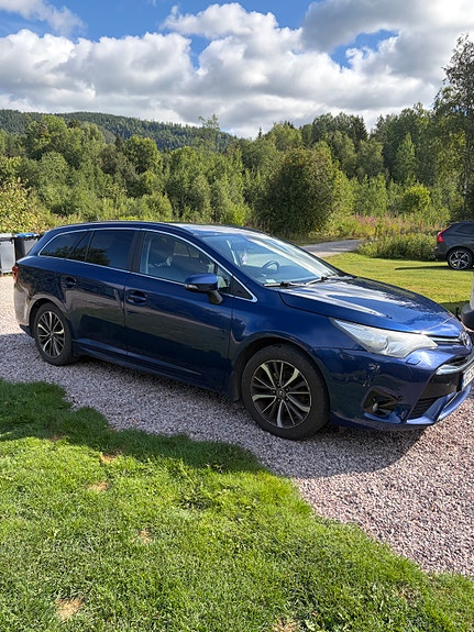 Toyota Avensis 2 of 5