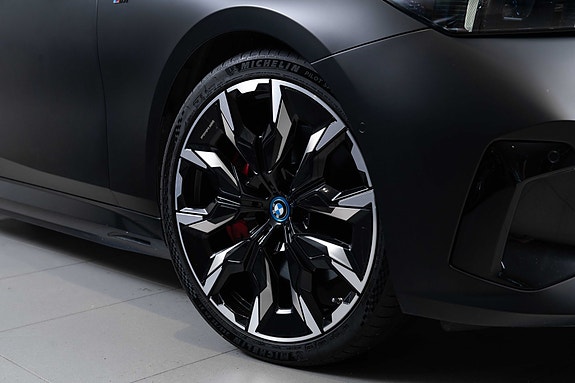 BMW i5 3 of 5