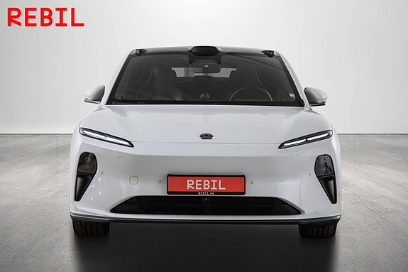 NIO ET5 3 of 5