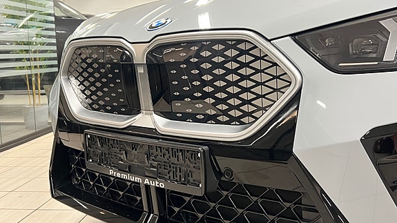 BMW iX2 4 of 30