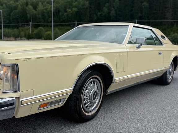 Lincoln Continental 12 of 30