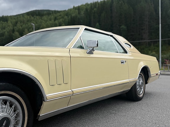 Lincoln Continental 13 of 30