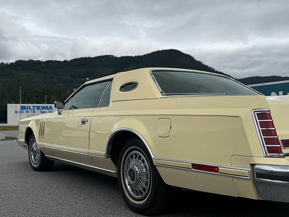 Lincoln Continental 14 of 30