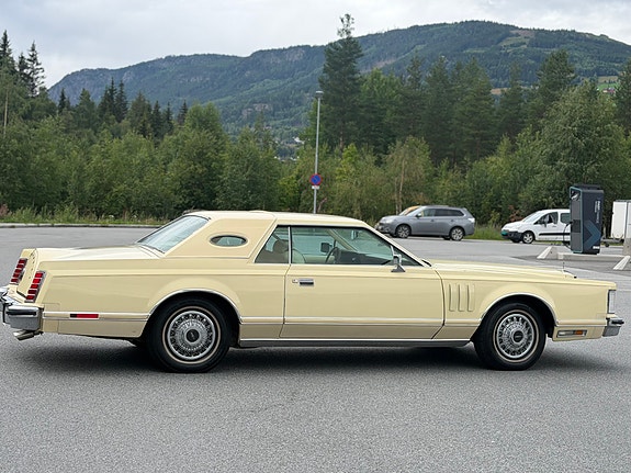 Lincoln Continental 7 of 30