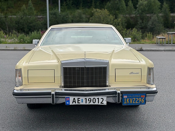 Lincoln Continental 9 of 30
