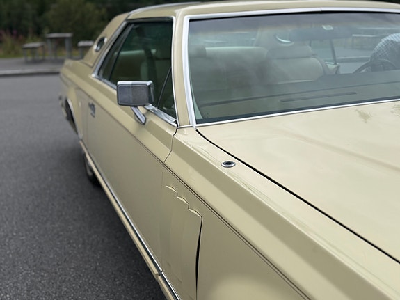 Lincoln Continental 24 of 30