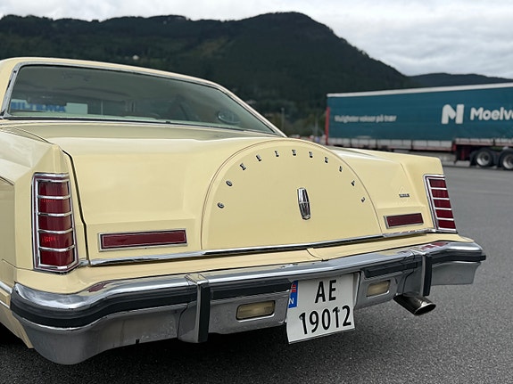 Lincoln Continental 17 of 30