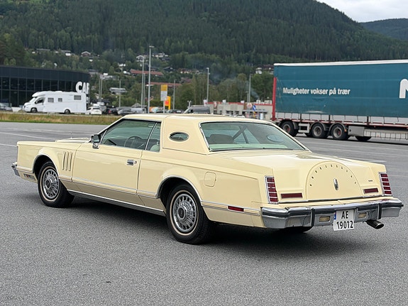 Lincoln Continental 4 of 30