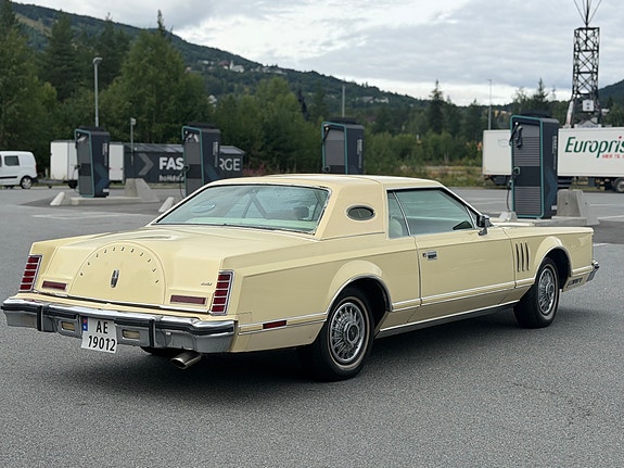 Lincoln Continental 6 of 30
