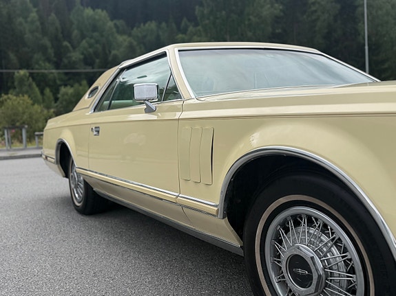 Lincoln Continental 22 of 30