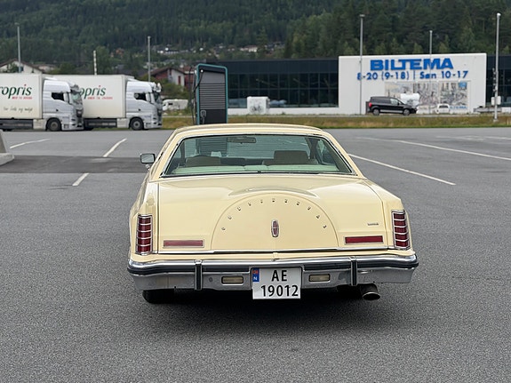 Lincoln Continental 5 of 30