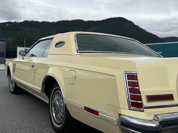 Lincoln Continental 16 of 30