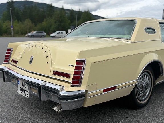 Lincoln Continental 18 of 30