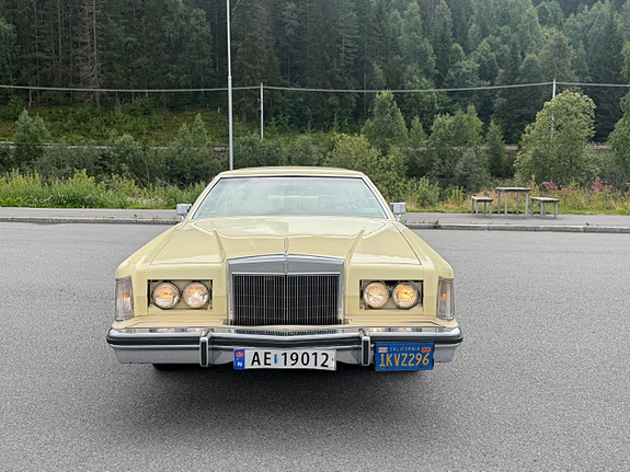 Lincoln Continental 10 of 30