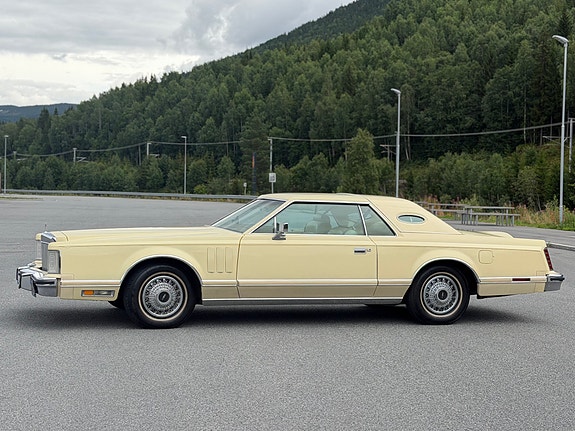 Lincoln Continental 3 of 30