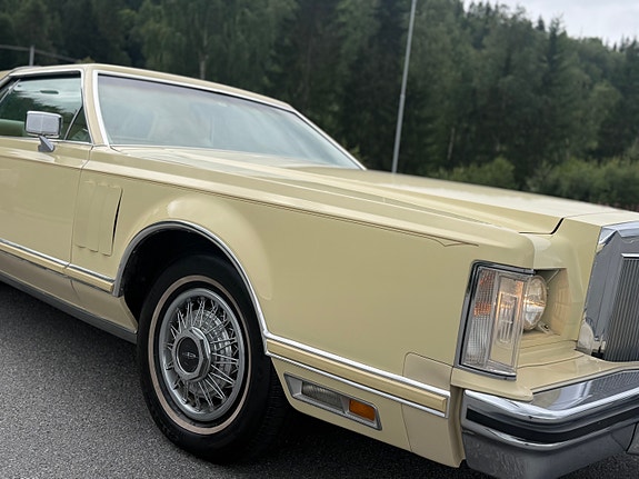 Lincoln Continental 21 of 30