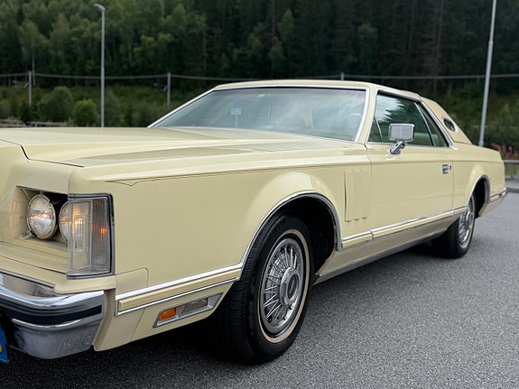 Lincoln Continental 11 of 30
