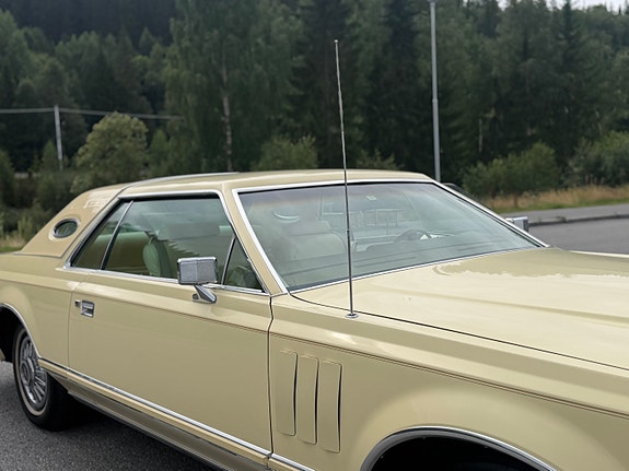 Lincoln Continental 23 of 30