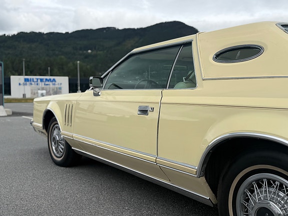 Lincoln Continental 15 of 30