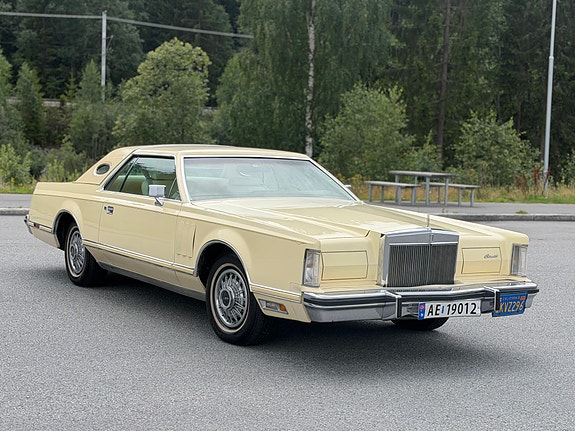 Lincoln Continental 8 of 30