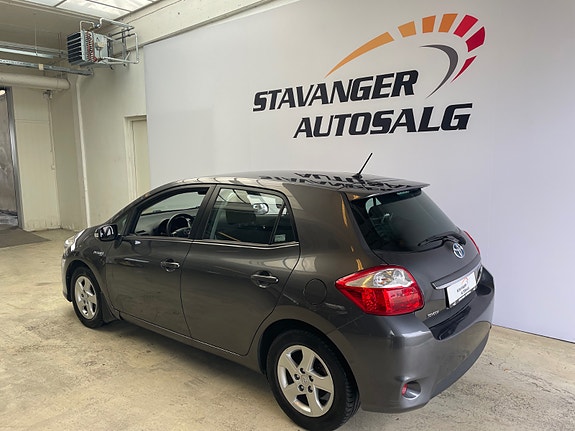 Toyota Auris 5 of 28
