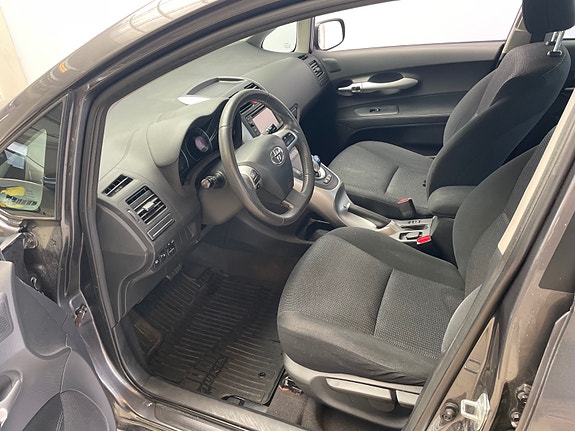 Toyota Auris 11 of 28