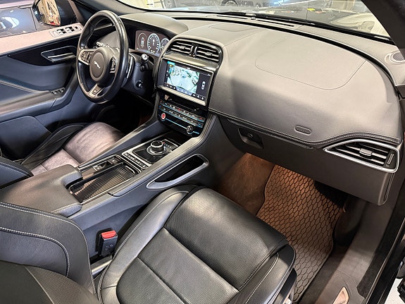 Jaguar F-PACE 23 of 28