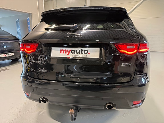 Jaguar F-PACE 4 of 28