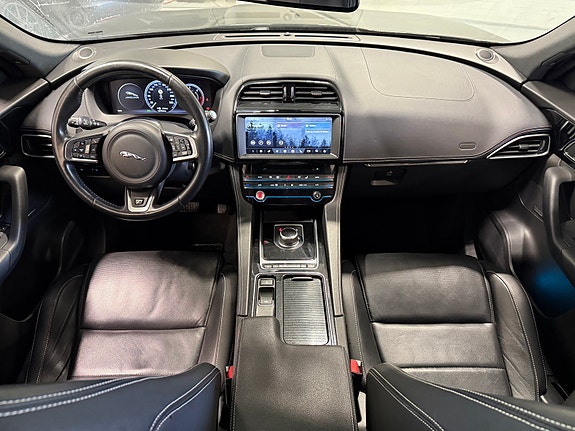 Jaguar F-PACE 12 of 28