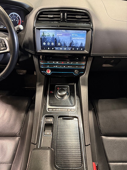 Jaguar F-PACE 17 of 28