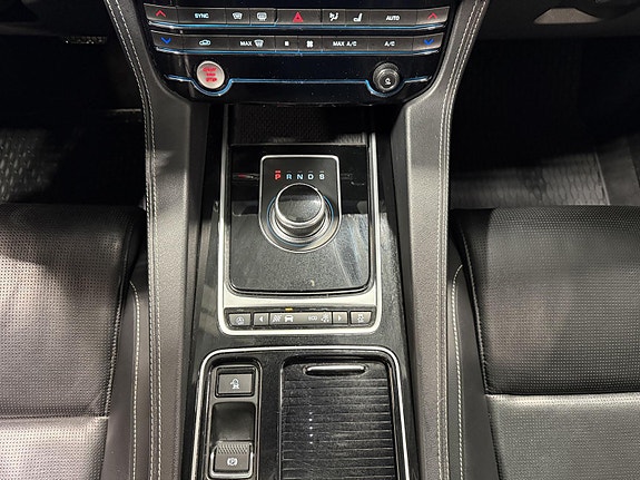Jaguar F-PACE 18 of 28