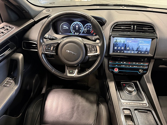 Jaguar F-PACE 13 of 28