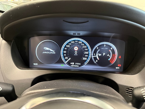 Jaguar F-PACE 15 of 28