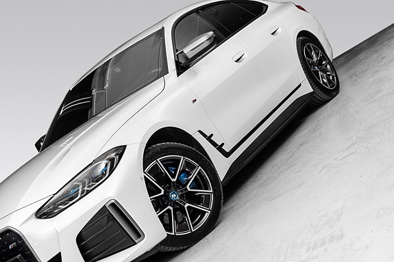 BMW i4 3 of 30