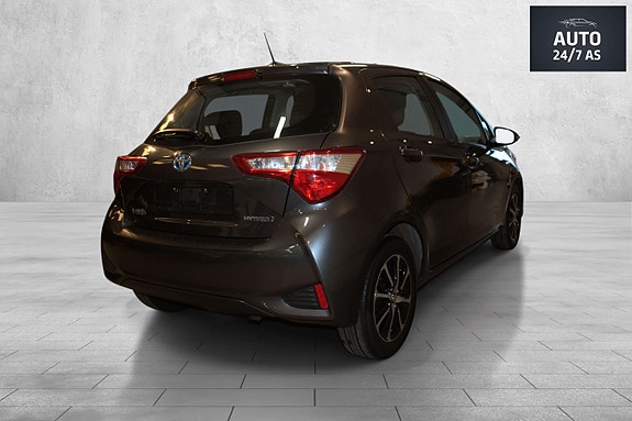 Toyota Yaris 8 of 30