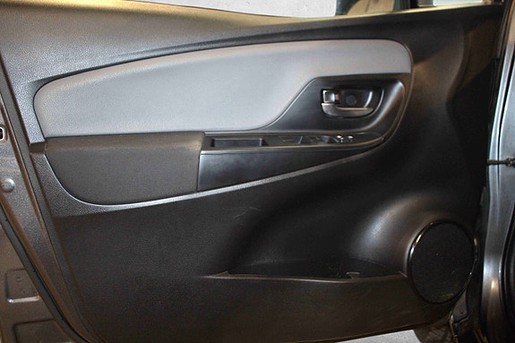 Toyota Yaris 13 of 30