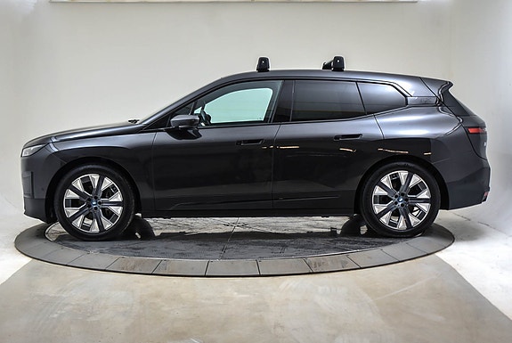 BMW iX 2 of 5
