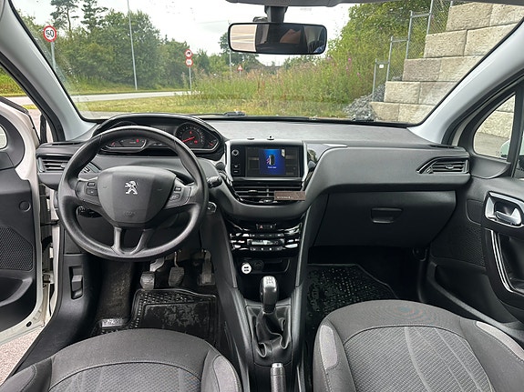 Peugeot 208 8 of 13