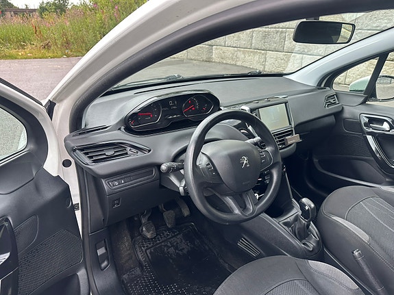 Peugeot 208 7 of 13