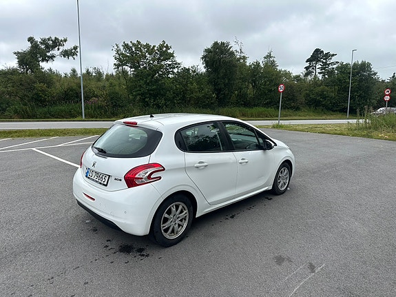 Peugeot 208 4 of 13