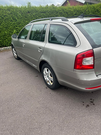 Skoda Octavia 2 of 5