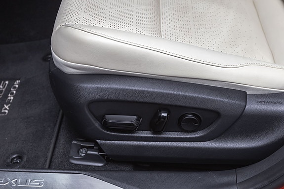 Lexus UX300e 22 of 30