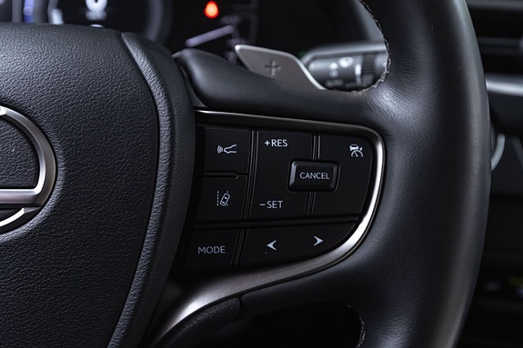 Lexus UX300e 12 of 30