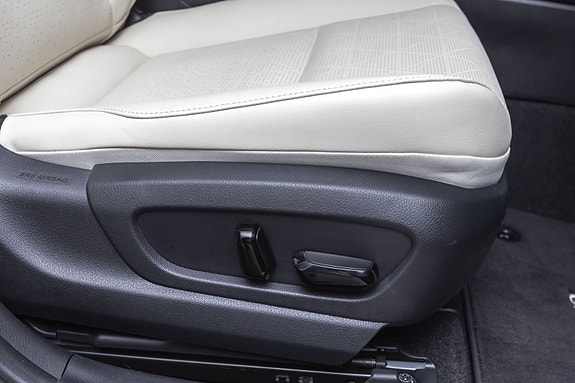 Lexus UX300e 28 of 30