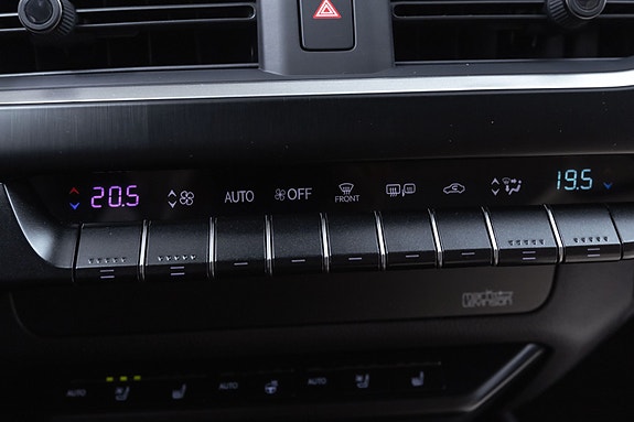 Lexus UX300e 18 of 30