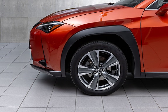 Lexus UX300e 2 of 5