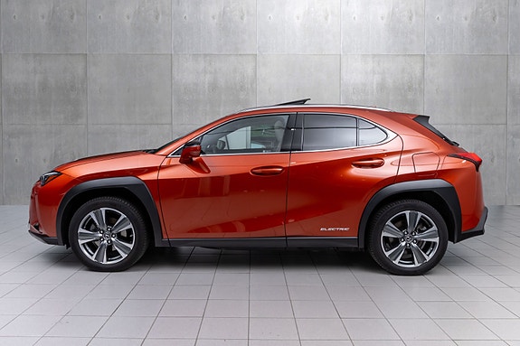 Lexus UX300e 3 of 5